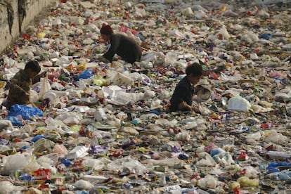 Un grupo de ni&ntilde;os busca pl&aacute;stico reciclable en Peshawar, Pakistan.