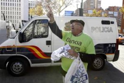 Furgn de la Polica Nacional que traslad hoy al expresidente de la CEOE, Gerardo Daz Ferrn, a los juzgados de Plaza de Castilla para declarar por una causa relacionada con un crdito de Caja Madrid a la aerolnea Air Comet. Daz Ferrn declar anteriormente en la Audiencia Nacional y el juez Eloy Velasco decret su prisin eludible con una fianza de 30 millones de euros, como encausado en la "Operacin Crucero".