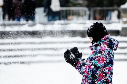 Una chica juega con la nieve en Nueva York. La ciudad lleva días con temperaturas bajo cero.