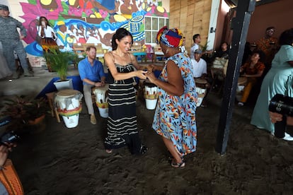 Meghan Markle incluso se arrancó a bailar al ritmo de los tambores. Más tarde, Meghan y Enrique hablaron con estudiantes, padres y otros miembros de la comunidad sobre la importancia de programas, como los que ofrece la escuela, que ayudan a preservar la cultura y las raíces afrocolombianas de Cartagena, especialmente en medio de la creciente gentrificación de la ciudad.