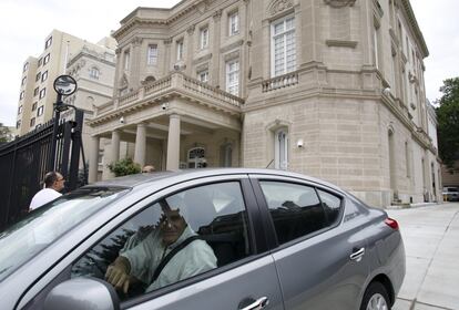 O número 2630 da Rua 16 em Washington recuperará nesta segunda-feira sua natureza plena de embaixada de Cuba nos Estados Unidos. O edifício projetado pelo escritório de arquitetura MacNeil & MacNeil em estilo francês foi inaugurado em 1917. Em 1961 fechou, com a ruptura entre Estados Unidos e o Governo revolucionário de Havana, e em 1977 voltou a funcionar, não como embaixada, mas como Seção de Interesses sob a proteção diplomática da Suíça.