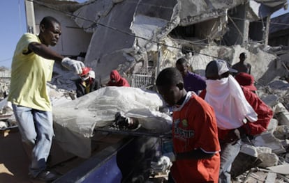 La población se apresura en la búsqueda de posibles supervivientes bajo los escombros en la peor semana de la historia reciente de Haití
