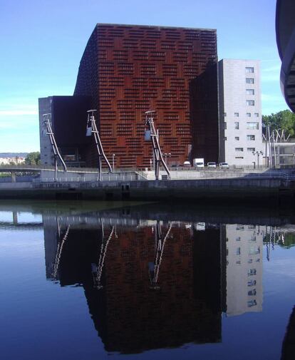 <strong>Palacio Euskalduna (Bilbao).</strong> La gran mole opaca de acero Corten hace honor al pasado industrial de la ría de Bilbao; a sus barcos y sus contenedores marítimos.