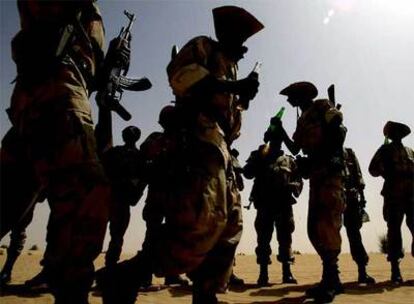 Soldados de Infantería Motorizada de Malí toman un refresco tras un entrenamiento en el desierto cerca de Tombuctú.