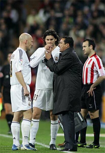 Luxemburgo habla con Gravesen y Solari.