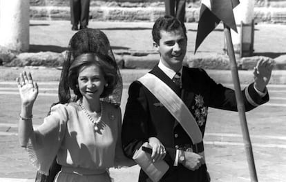 La reina Sofía y el príncipe Felipe saludan a la multitud mientras se dirigen a la catedral de Sevilla para asistir a la boda de la infanta Elena con Jaime de Marichalar el 18 de marzo de 1995.