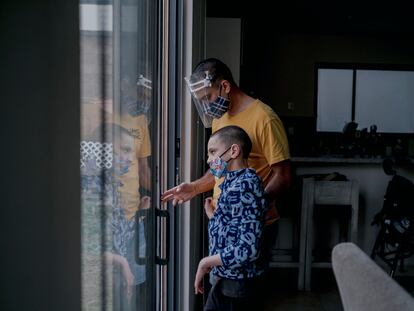 Patricio De Loza, junto a su padre, Felipe, en su casa en el municipio de Metepec, el 10 de marzo del 2021.