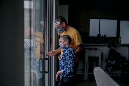 Patricio De Loza, junto a su padre, Felipe, en su casa en el municipio de Metepec, el 10 de marzo del 2021.