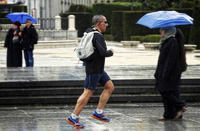 Un hombre corre en una calle de Madrid durante este otoño. 