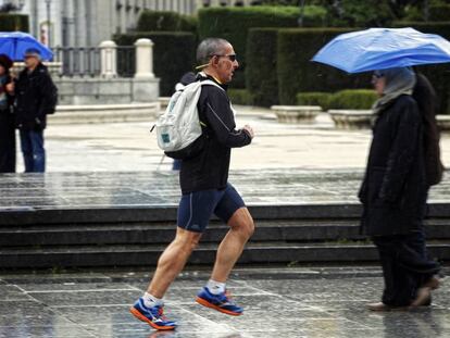 Un hombre corre en una calle de Madrid durante este otoño.