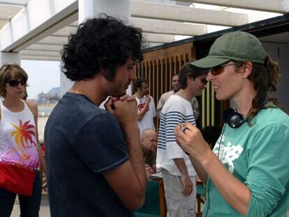 María Ripoll da instrucciones a Javier Pereira durante el rodaje.