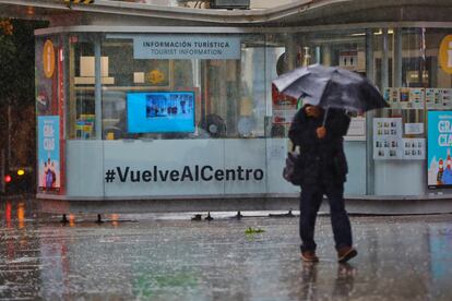 Una persona camina este viernes por el centro de Madrid.