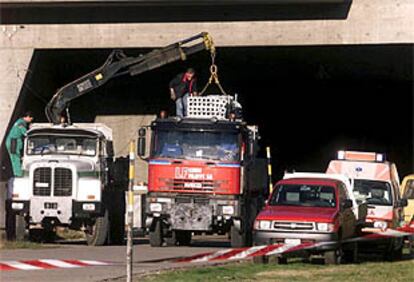Dos camiones sacan los pilares que sustentarán el tunel de San Gotardo para facilitar el rescate.