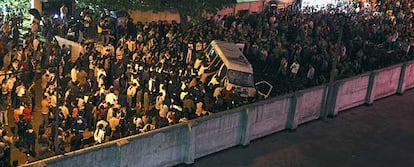 Trabajadores de la fábrica de juguetes Kaida, en Guangdong, a punto de volcar una furgoneta durante las protestas el martes pasado por el despido de 380 empleados.