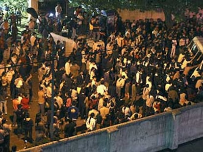 Trabajadores de la fábrica de juguetes Kaida, en Guangdong, a punto de volcar una furgoneta durante las protestas el martes pasado por el despido de 380 empleados.