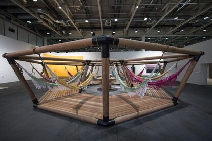 Instalación del grupo artístico brasileño Opavivara, expuesta en la feria Art Basel.