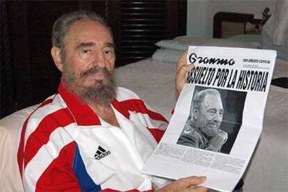Fidel Castro sostiene un ejemplar de <i>Granma</i> del sábado 12 de agosto. La foto fue publicada ayer por el diario cubano <i>Juventud Rebelde.</i>