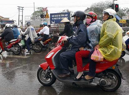 Motoristas en una calle de Hanoi.