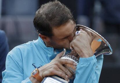 Nadal besa el trofeo de campeón en Roma tra batir a Djokovic en el Foro Itálico.