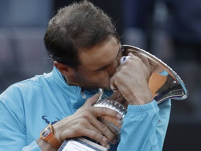 Nadal besa el trofeo de campeón en Roma tra batir a Djokovic en el Foro Itálico.