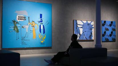 La obra de Basquiat, a la izquierda, y las dos de Warhol, en una exposición de la Blueproject celebrada en 2018