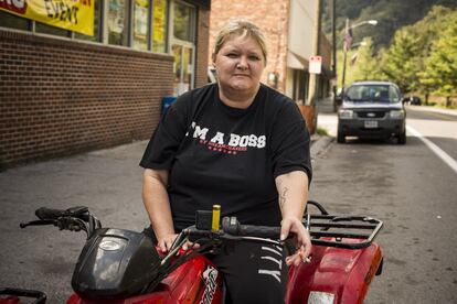 Tammy posa en su moto en la puerta de un supermercado, al cual ha venido comprar cigarrillos.