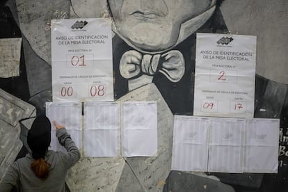 Una mujer busca su mesa asignada en un puesto de votación en Caracas, el pasado 25 de mayo.