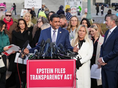 Desde la izquierda, los representantes Ro Khanna, Marjorie Taylor-Greene y Thomas Massie, este martes a primera hora, durante una conferencia de prensa con supervivientes del millonario pederasta Jeffrey Epstein, ante el Capitolio.