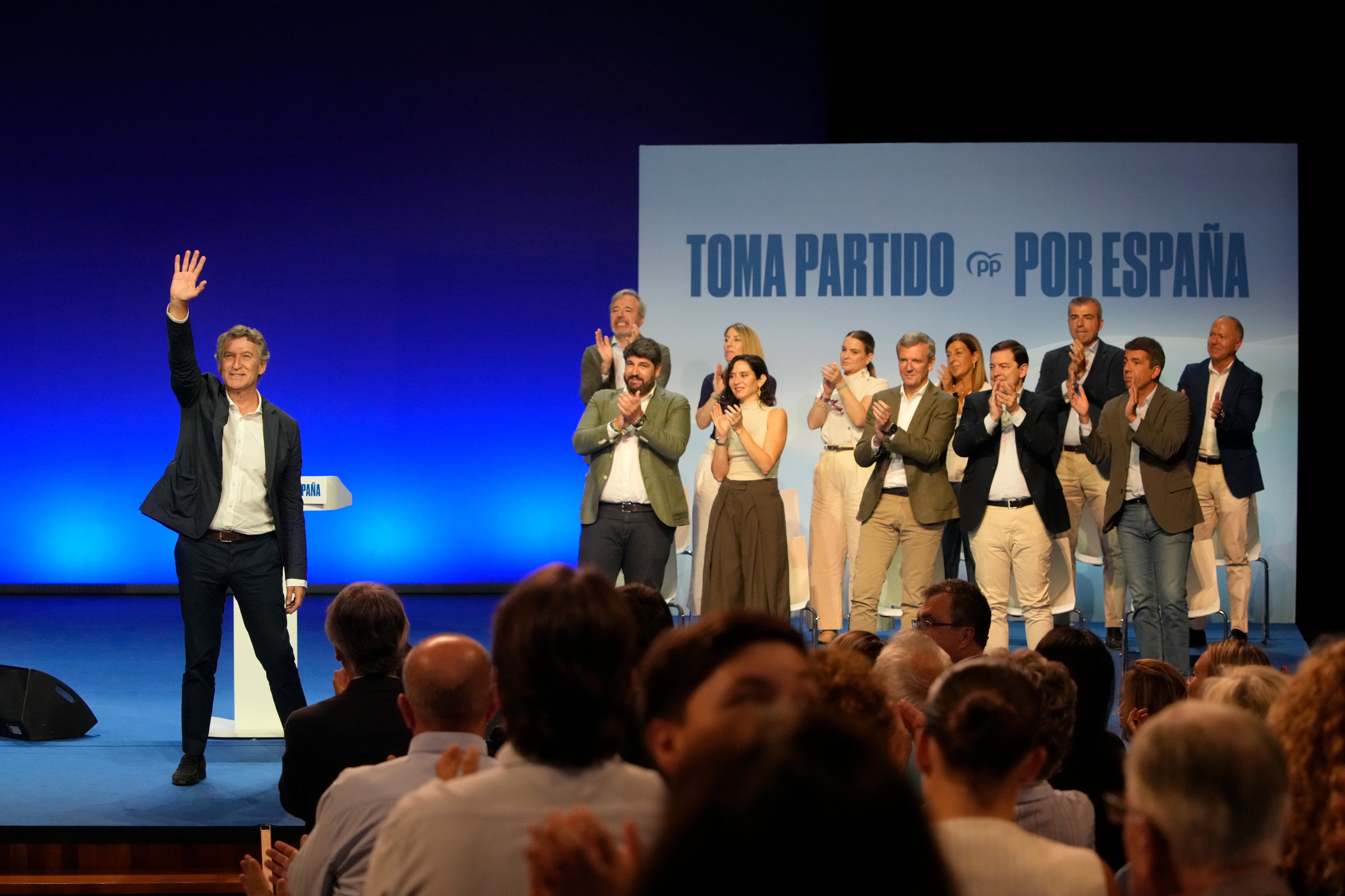 Feijóo propone un visado por puntos para inmigrantes condicionado a trabajos donde “falta mano de obra” y con una “cultura” próxima