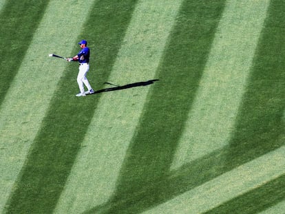 En los campos dedicados al deporte, especialmente el golf, el césped es sagrado y exigen cientos de miles de litros de agua para su manteniomiento. En la imagen, el jugador de béisbol John Shelby, de Los Angeles Dodgers, durante un partido contra los Chicago Cubs en 2005.