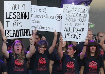 Miembros del Coro Voces LGTBI durante el pregón de las fiestas del Orgullo 2019, el pasado miércoles.