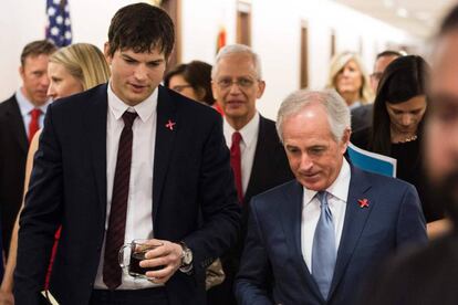 Ashton Kutcher con Bob Corker.