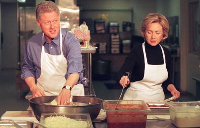 Bill y Hillary Clinton, en la cocina de la Casa Blanca en 1998.