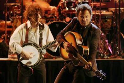 Bruce Springsteen y uno de los músicos que le acompañan en esta gira.