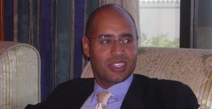 El hijo de Muamar Gadafi, Saif al Islam, en 2004.