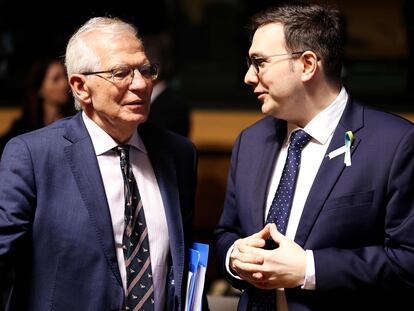 Borrell (izquierda) charlaba el lunes con el ministro de Asuntos Exteriores checo, Jan Lipavsky, en Luxemburgo.