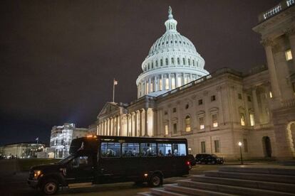 Un bus fuera del Capitolio durante el 'impeachment' a Trump.