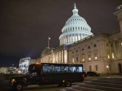 Un bus fuera del Capitolio durante el 'impeachment' a Trump.