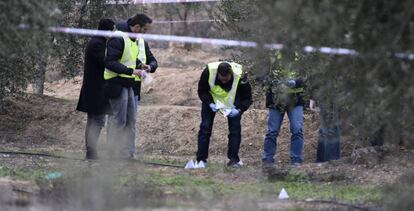 Agentes de policía inspeccionan en 2019 el lugar del asesinato de dos agentes rurales en Aspa (Lleida).