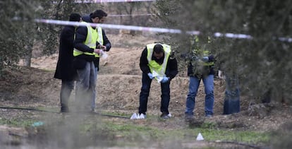 Agentes inspeccionan el lugar del asesinato de dos agentes rurales en Aspa.