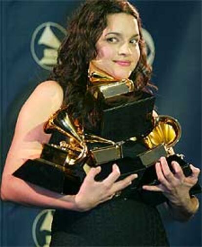 Norah Jones con sus cinco <i>grammys,</i> en el Madison Square Garden.