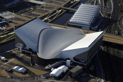 Cubierta del Centro Acuático, inspirada en la zambullida de un nadador, según la arquitecta Zaha Hadid.