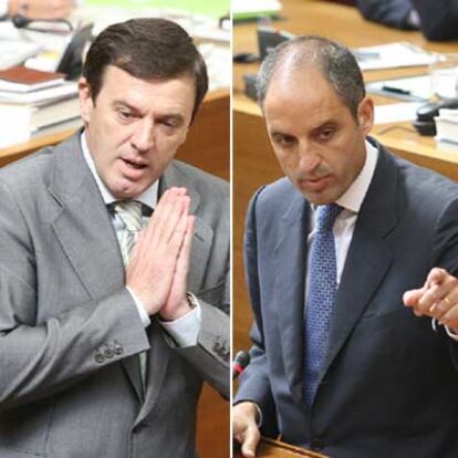 Joan Ignasi Pla y Francisco Camps, ayer en la sesión de control parlamentario.