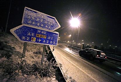 Primeros copos de nieve caídos en Madrid, en la M-40 a la altura de Pozuelo.