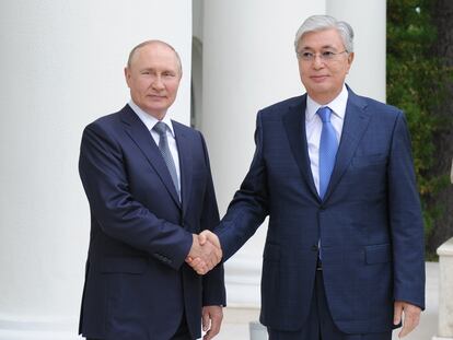 Vladímir Putin (izquierda) y Kasim-Yomart Tokáyev, el pasado agosto en Sochi (Rusia).