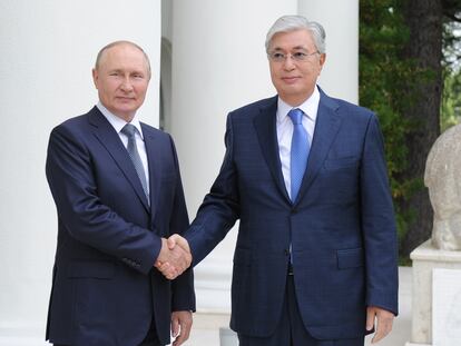 El presidente ruso, Vladímir Putin, y el de Kazajistán, Kasim-Yornart Tokájevy, en un encuentro en Sochi (Rusia) el pasado 19 de agosto.