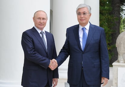 El presidente ruso, Vladímir Putin, y el de Kazajistán, Kasim-Yornart Tokájevy, en un encuentro en Sochi (Rusia) el pasado 19 de agosto.