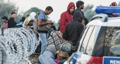 Un grupo de inmigrantes en la frontera entre Serbia y Hungr&iacute;a. 