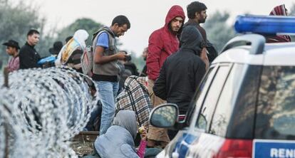 Un grupo de inmigrantes en la frontera entre Serbia y Hungría.
