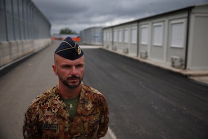 Un soldato italiano nelle strutture del campo di concentramento di Gjadër. 